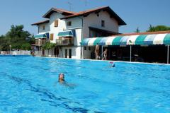 Játszóterek és Beltéri Medence a Grado Kempingben: